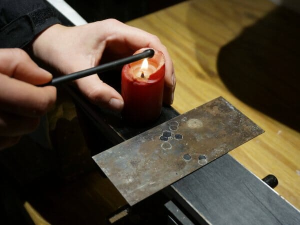 ski waxing, preparation with a candle