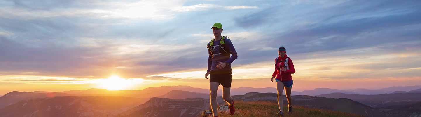 Zwei Läufer bei Sonnenuntergang