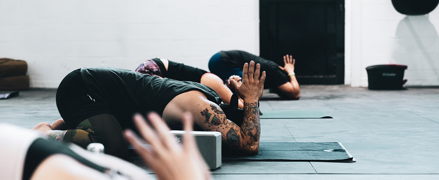 Yoga im Studio mit einer Matte aus Naturkautschuk