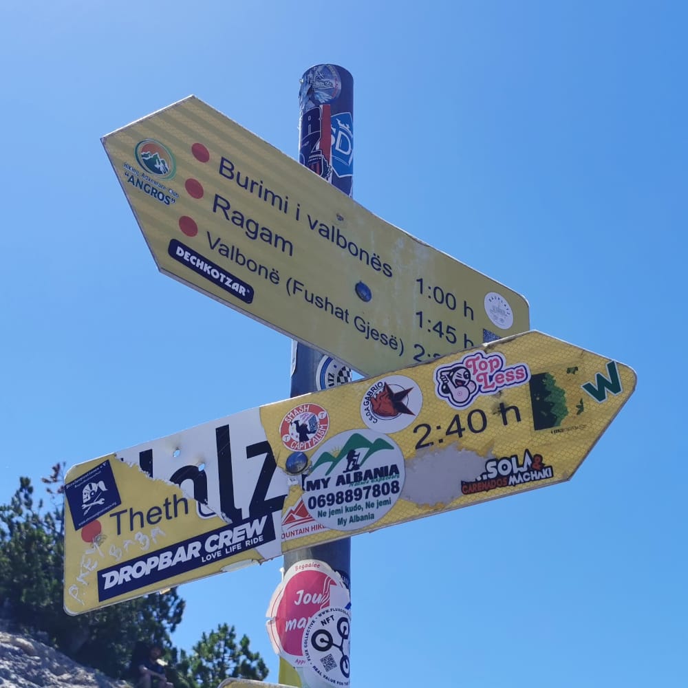 The Peaks of the Balkans trail is clearly signposted – sometimes using additional signs, but always with colourful markers.
Image: Stephan Bernau