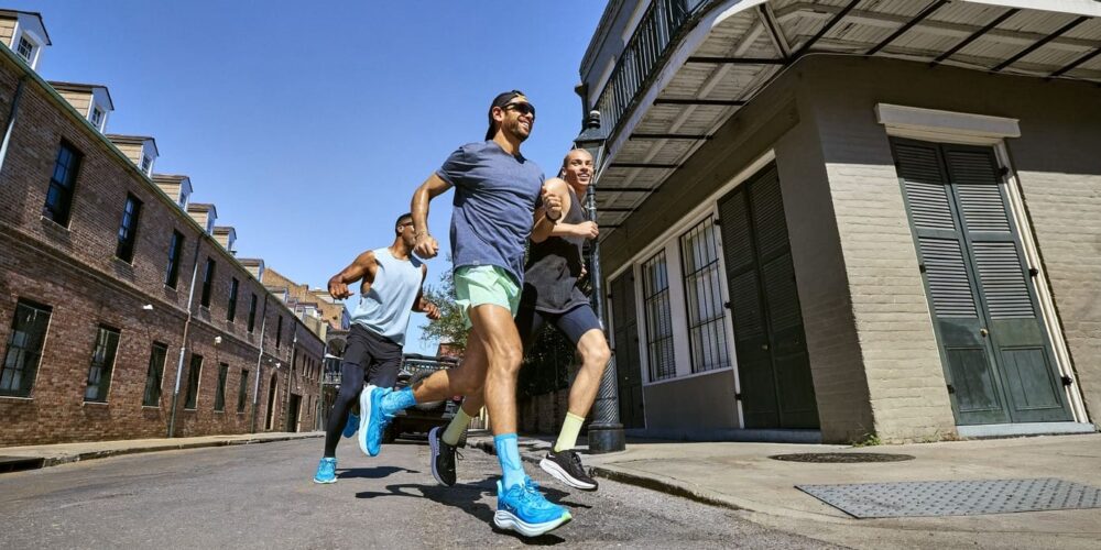 Gruppe Jogger mit HOKA Schuhen