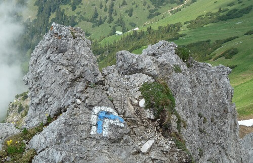 Hiking trail markings The SAC marks the requirements of hiking trails in colour